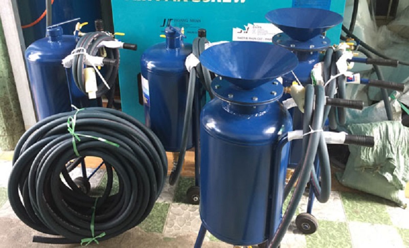 Cối phun cát mini – Giải pháp làm sạch vật liệu hiệu quả tại nhà xưởng