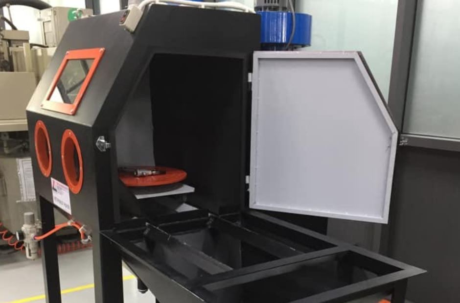 Ứng dụng thực tế của tủ phun cát tự hút 