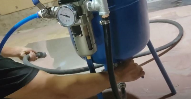 Cấu tạo chính của máy phun cát kính bạn nên biết