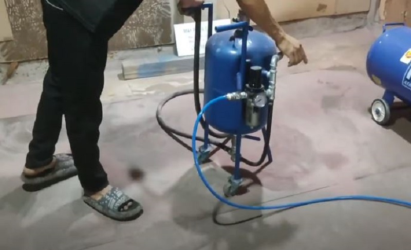 Ứng dụng của máy phun cát kính trong các lĩnh vực