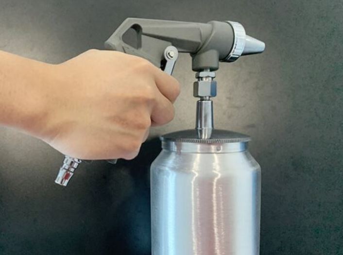 Lợi ích của máy phun cát khí nén trong xử lý bề mặt